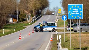 Straßensperrung an einem deutsch-französischen Grenzübergang (Foto: picture alliance/Sven Hoppe/dpa)