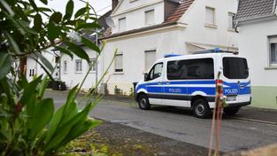 Ein Polizeifahrzeug steht vor einem Haus in Schiffweiler (Foto: BeckerBredel)