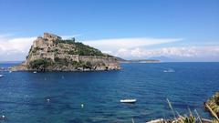 Pirateninsel voraus - das Castello Aragonese vor Ischia (Foto: SR)