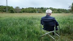 Ein Mann sitzt mit einem Buch alleine in der Natur (Foto: Sebastian Knöbber)