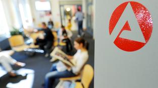 Menschen sitzen im Wartebereich der Agentur für Arbeit (Foto: picture alliance / dpa | Julian Stratenschulte)