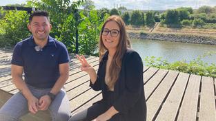  Im Südwesten kocht die Welt - Peru. Chefin Alexandra und Chefkoch Abrahan am Neckarkanal beim Brainstorming. (Foto: Maria C. Schmitt)