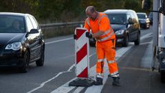 Bauarbeiter entfernt Baubarke (Foto: Pasquale D'Angiolillo)