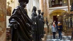 Guide Elisabeth Grassmayr und Simin Sadeghi in der Hofkirche. (Foto: SR)