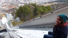 Von hier starten die Skispringer. Bei ihrem Flug haben sie Innsbruck und den Friedhof im Blick. (Foto: SR)