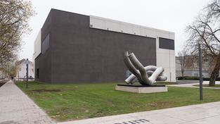 Der Erweiterungsbau der Modernen Galerie mit der "Großen Gaia" des Künstlerpaares Matschinsky-Denninghoff. (Foto: Pasquale D'Angiolillo)