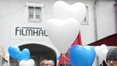Besucher mit Herzluftballons vor dem Filmhaus (Foto: Pasquale D'Angiolillo)