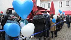 Besucher stehen vor dem Filmhaus an um Festival-Karten zu kaufen (Foto: Pasquale D'Angiolillo)