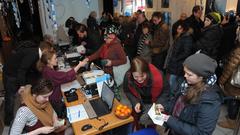 Besucher kaufen an der Kasse im Filmhaus Festivalkarten (Foto: Pasquale D'Angiolillo)