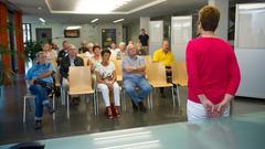 Brigitte Henkes empfängt eine Besuchergruppe (Foto: Pasquale D'Angiolillo)