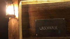 Stollensauna im Calypso Saarbrücken (Foto: Die Authentizität geht bis in die Bezeichnung der einzelnen Sauna- Bereiche. „Waschkaue“ steht am Eingang zur Wasserfall- Dusche mit Kalt-Tauchbecken.)