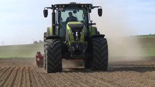 Ein Traktor auf einem Feld  (Foto: SR)