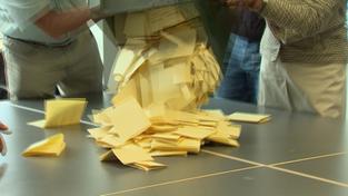 Eine Wahlurne mit Stimmzetteln (Foto: SR)