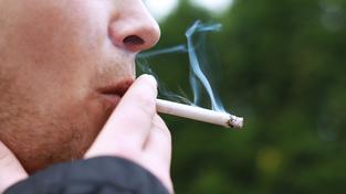 Mann raucht eine Zigarette (Foto: pixabay/Kruscha)