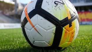 Ein Fußball auf einem Rasenplatz (Foto: SR)
