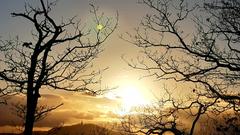 Sonne hinter dem Schaumberg durchdringt Wolkendecke (Foto: Klaus Lermann)