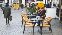 Am St. Johanner Markt in Saarbrücken sitzen Leute in der Außengastronomie (Foto: SR/Felix Schneider)