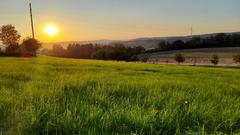 Sonnenuntergang in Ottweiler-Steinbach vor der Silhouette des Schaumbergs  (Foto: Winfried Dauster)