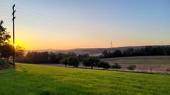 Sonnenuntergang in Ottweiler-Steinbach vor der Silhouette des Schaumbergs  (Foto: Winfried Dauster)