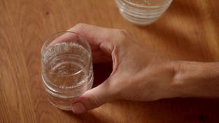 Eine Person hält ein Glas Wasser in der Hand. (Foto: SR)
