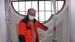 Innensanierung der Ludwigskirche 2022. Bauverantwortlicher Peter Böttcher erläutert die Arbeiten an Stuck und Putz (Foto: evks/Eulenstein)
