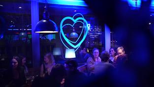 Besucher des Filmfestivals Max Ophüls in Lolas Bistro (Foto: SR)