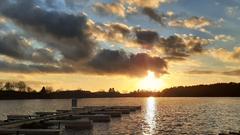 Sonnenuntergang am Losheimer Stausee (Foto: Hans Schwikerath)