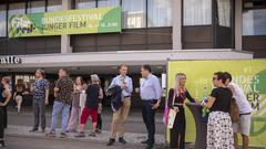 Besucherinnen und Besucher des Bundesfestivals junger Film unterhalten sich vor dem Eingang (Foto: Sebastian Knöbber)