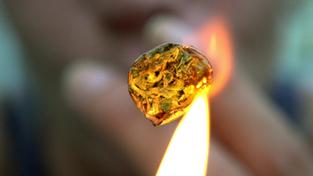 Ein Joint wird angezündet (Foto: SR)