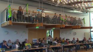 Menschen, die sich im Riegelsberger Gemeinderat versammelt haben. (Foto: SR)