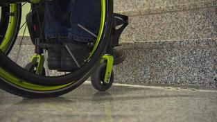 Ein Rollstuhl vor einer Treppe (Foto: SR)
