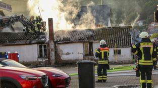 Feuerwehrleute löschen einen Brand in Tholey (Foto: Brandon Lee Posse)