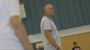 Christian Schwarzer in der Turnhalle der Gemeinschaftsschule Dudweiler. (Foto: SR Fernsehen)