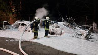 An der Werschweilerstraße in St. Wendel sind in der Nacht zum Montag mehrere Pkw in Brand geraten und mussten von der Feuerwehr gelöscht werden. (Foto: Tobias Horras, Feuerwehr)