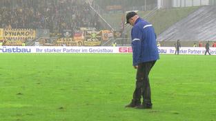 Mann sieht sich den Rasen im Ludwigspark an bei Regen (Foto: SR)