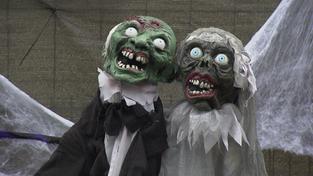 Zombie-Ehepaar (Halloween-Deko) (Foto: SR)