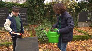 Schüler des Saarlouiser Gymnasiums pflegen Friedhof (Foto: SR)