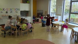 Kindergartenraum mit Kindern und Erzieherin (Foto: SR)