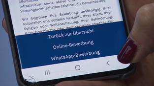 Person tippt etwas auf dem Smartphone (Foto: SR)