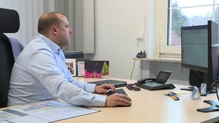Ein Mann arbeitet an einem Pc. (Foto: SR)