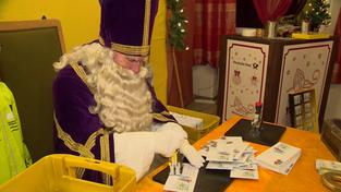 Nikolaus stempelt Briefe (Foto: SR)