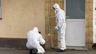 Spurensicherung untersucht Häuserfassade (Foto: SR)