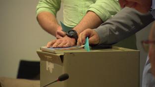 Eine Hand, die einen Zettel in eine Wahlurne legt. (Foto: SR)