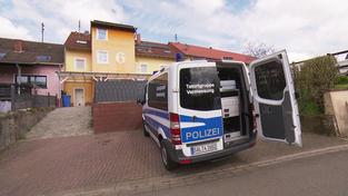 Ein Polizeiauto vor einem Tatort in Schmelz (Foto: SR)
