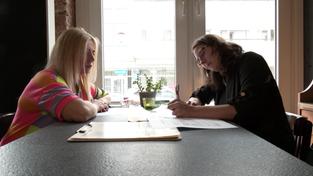 Zwei Frauen sitzen an einem Schreibtisch (Foto: SR)