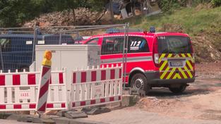 Ein Feuerwehrauto, das bei einer Baustelle hält (Foto: SR)