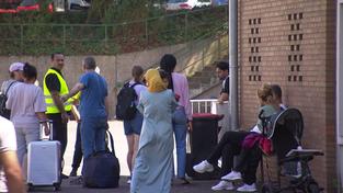 Menschen stehen mit Koffern vor einer Unterkunft (Foto: SR Fernsehen)