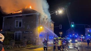 Die Feuerwehr löscht einen Brand in einem leerstehenden Hotel in Merchweiler. (Foto: Thorsten Kremers)