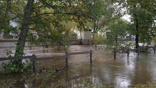 Ein Fluss ist über das Ufer getreten (Foto: SR)