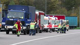 Konvoi von Rettungsfahrzeugen bei Großübung (Foto: SR)